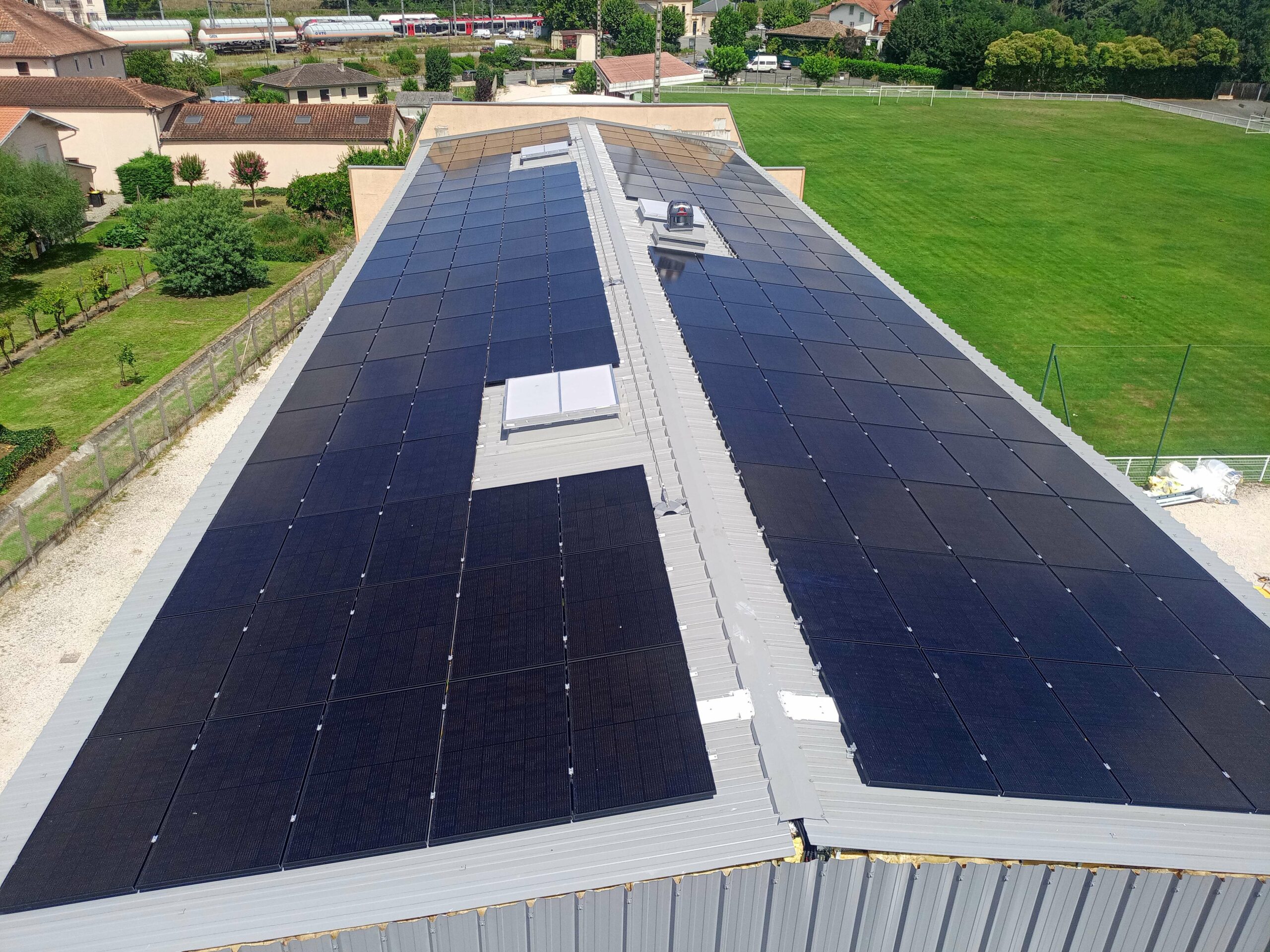 Pose d'une installation photovoltaïque en autoconsommation collective à Boussens, pose panneaux solaires sur toiture bac acier, installateur panneaux solaires RGE à Boussens, Haute-Garonne