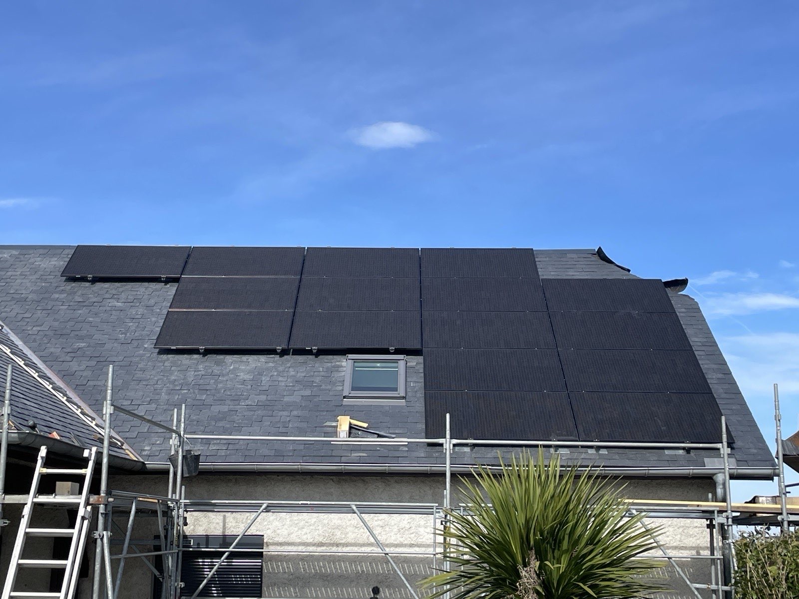 Réalisation d'une installation photovoltaïque à Angos, Hautes-Pyrénées, pose de panneaux solaires sur toit ardoise - Thermonéo Solaire, votre artisan photovoltaïque RGE dans le 65