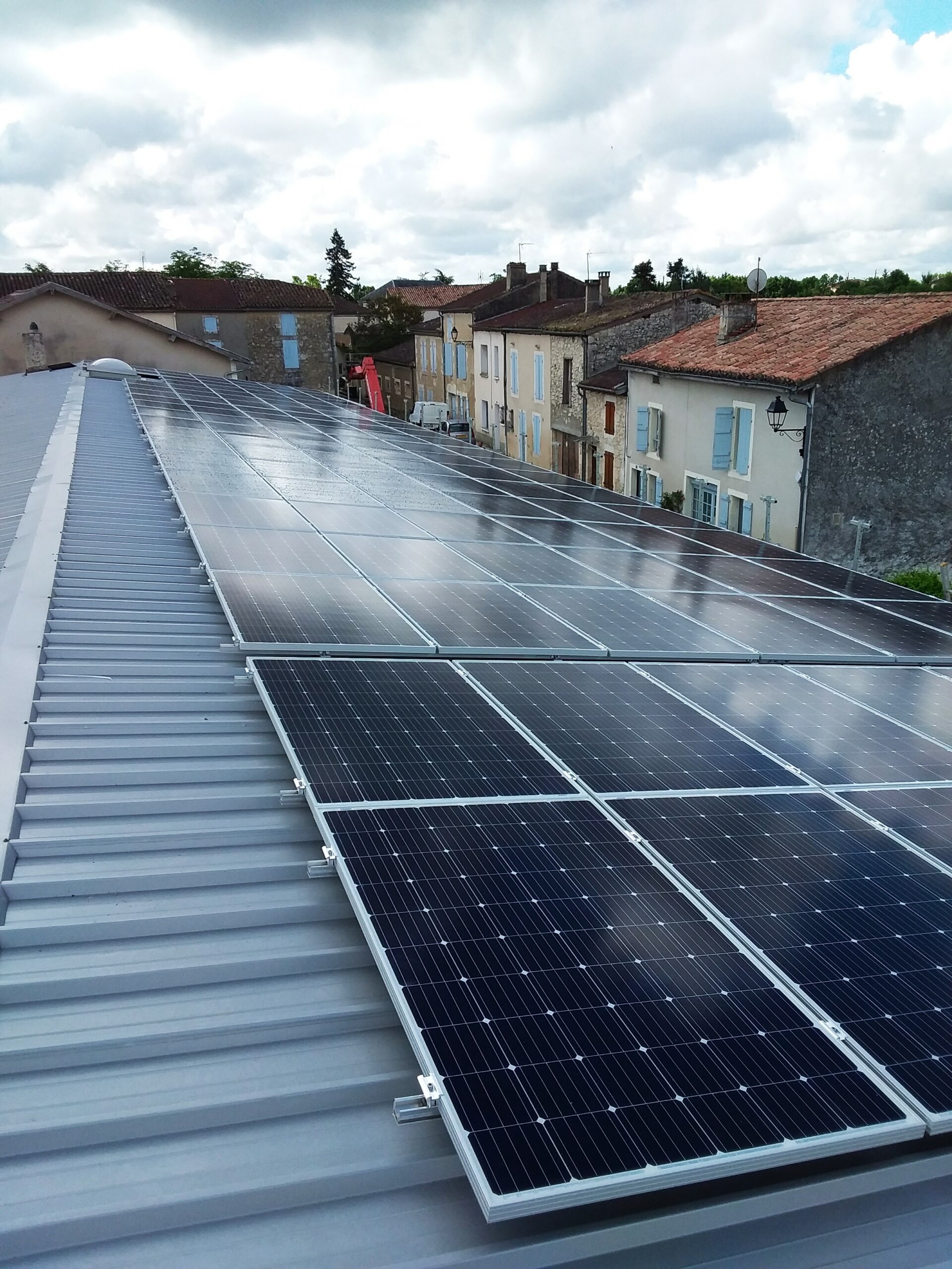 Pose panneaux solaire Gers, projet photovoltaïque bâtiment communal Saint-Clar (32) - Thermonéo Solaire, installateur photovoltaïque RGE, devis photovoltaïque gratuit pour les professionnels et les particuliers, pose de panneaux solaires autoconsommation revente