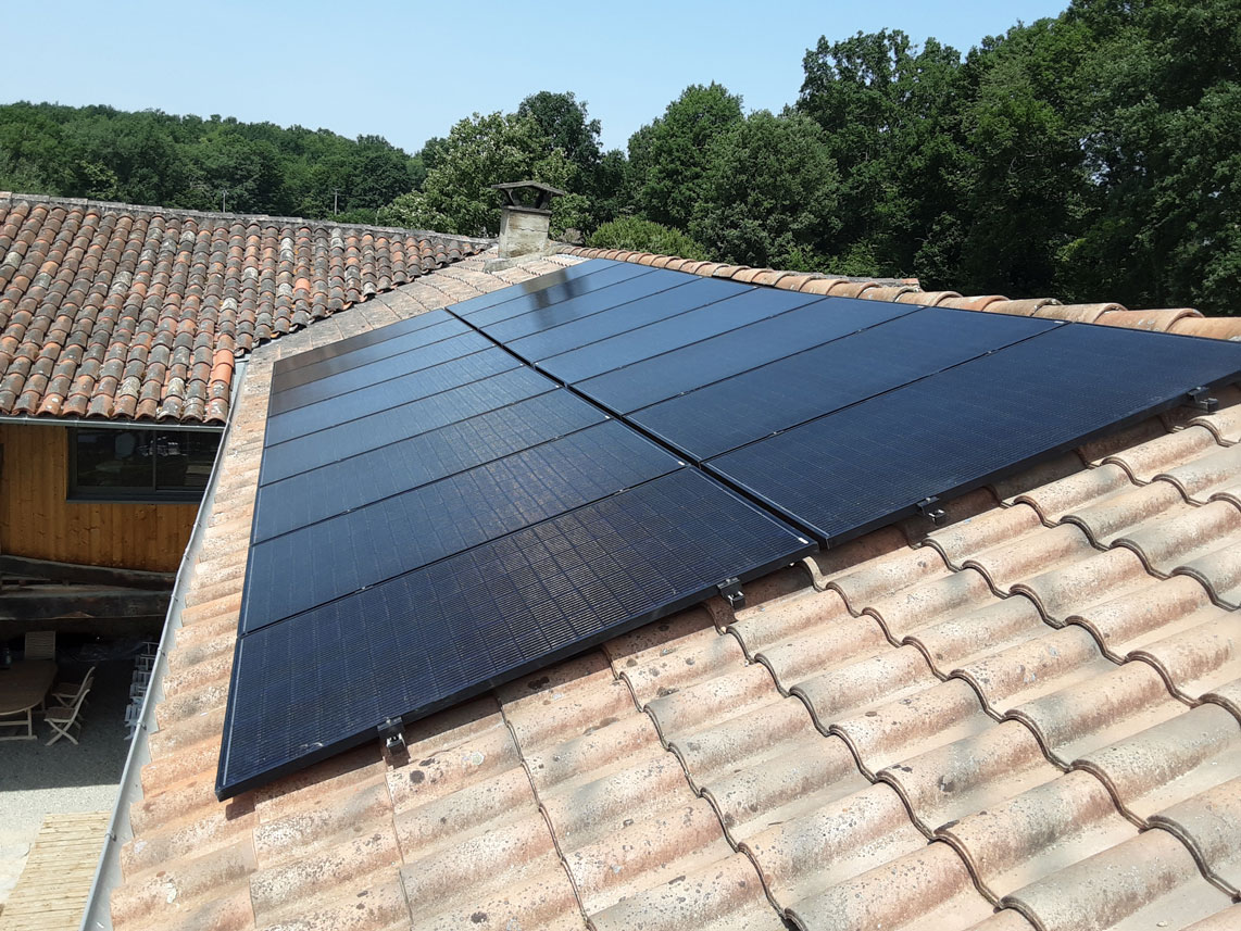 Énergie solaire autoconsommation, pose panneaux photovoltaïques français marque VOLTEC - Pose d'une installation photovoltaïque 6kWc autoconsommation pour le particulier triphasé - Thermonéo Solaire, conseiller photovoltaïque à domicile, devis photovoltaïque personnalisé gratuit
