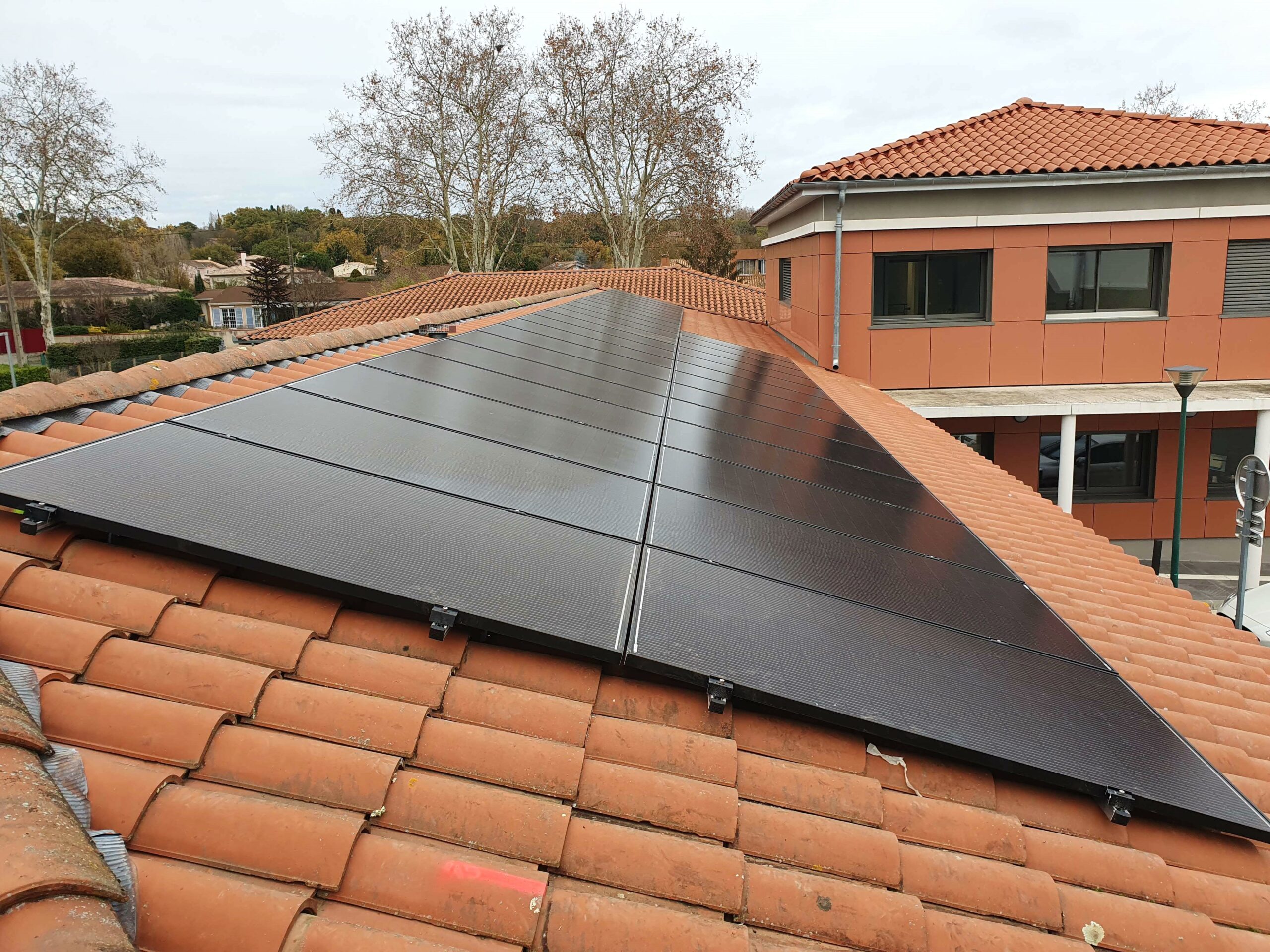 Pose d'une installation photovoltaïque 33kWc en autoconsommation photovoltaïque en Haute-Garonne, installateur photovoltaïque à Fonsorbes - Thermonéo Solaire, entreprise panneaux solaires RGE QualiPV